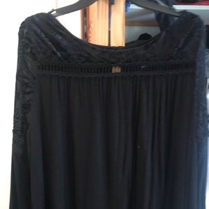 Liz Claiborne velvet trimmed top. Flutter sleeves